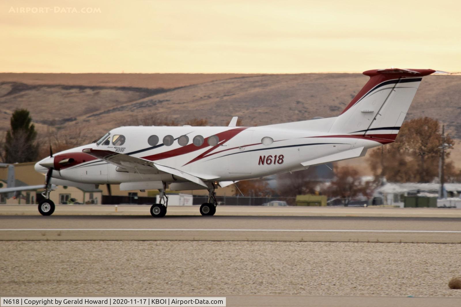 N618, 1990 Beech B200 King Air C/N BB-1378, Landing 10L.