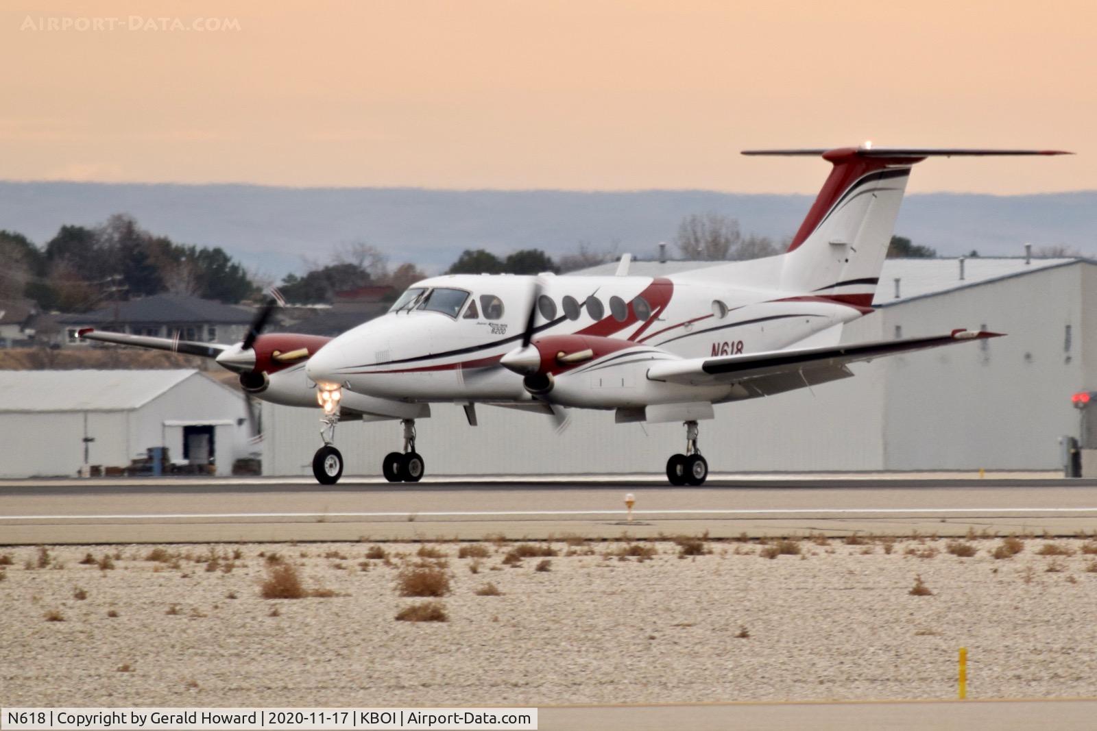 N618, 1990 Beech B200 King Air C/N BB-1378, Landing 10L.