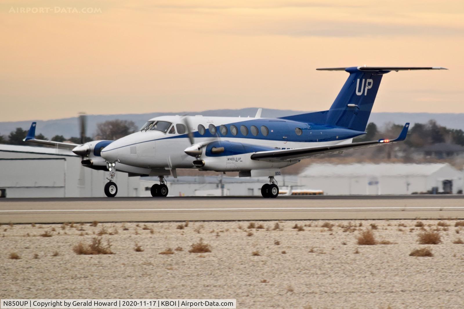 N850UP, 2015 Beechcraft B300 King Air 350i C/N FL-992, Take off on 10L.
