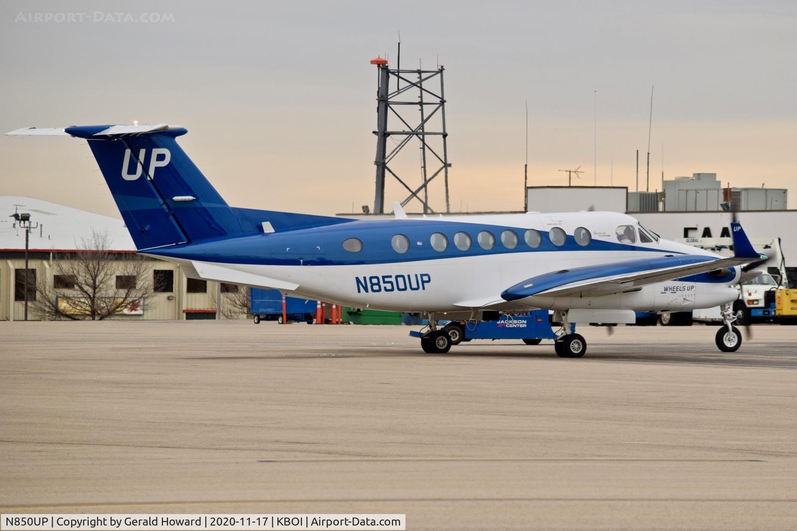 N850UP, 2015 Beechcraft B300 King Air 350i C/N FL-992, Parked on north GA ramp.