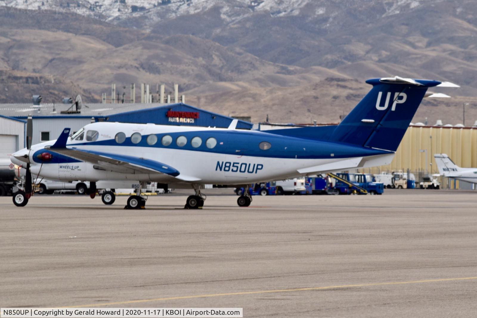 N850UP, 2015 Beechcraft B300 King Air 350i C/N FL-992, Parked on north GA ramp.