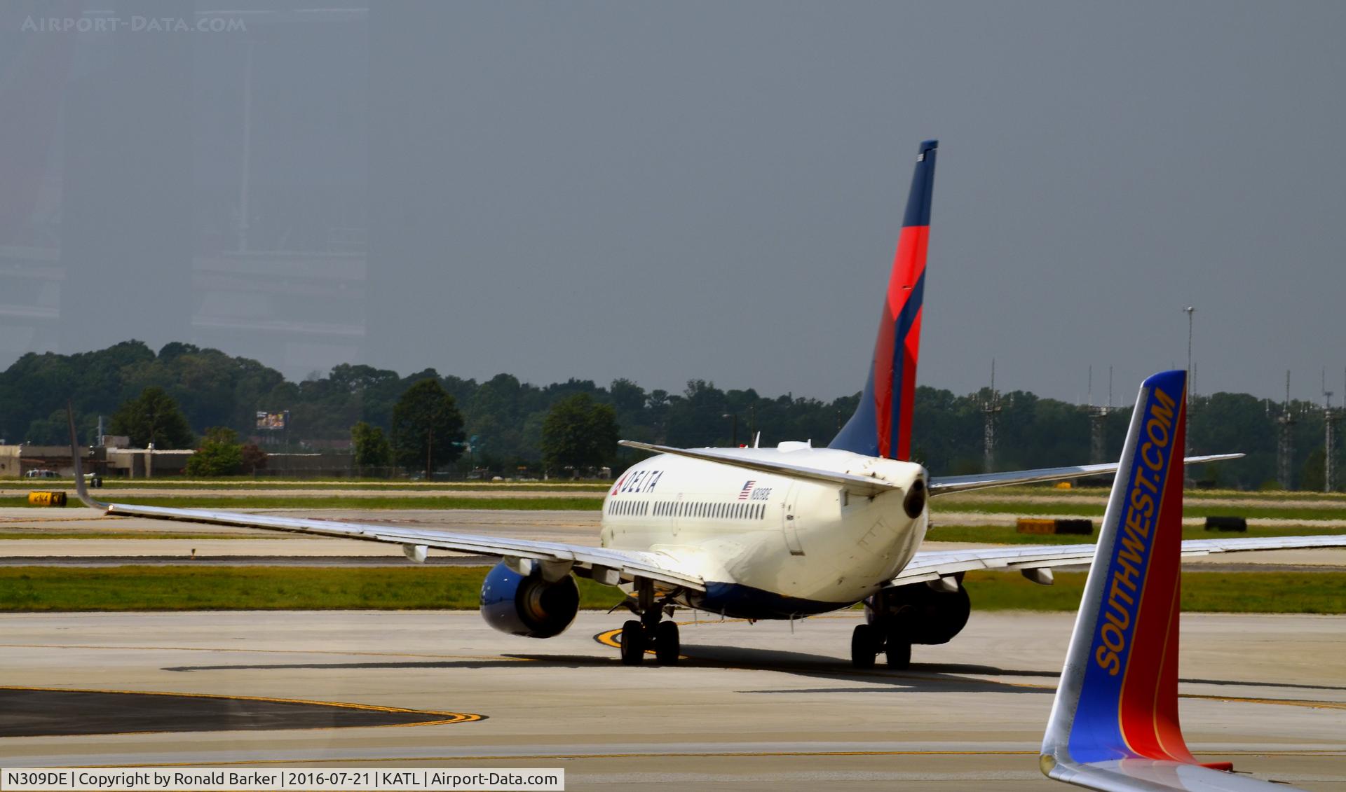 N309DE, 2009 Boeing 737-732 C/N 29634, Taxi Atlanta