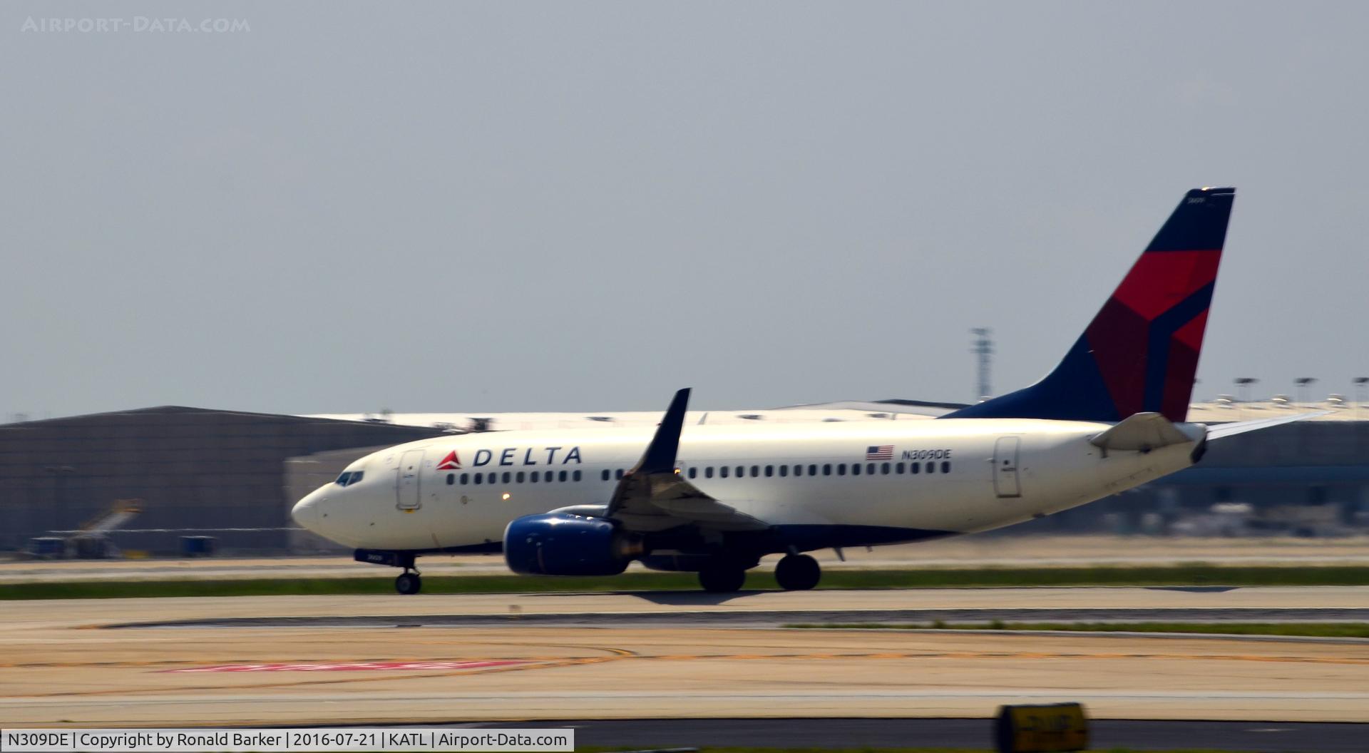 N309DE, 2009 Boeing 737-732 C/N 29634, Taxi Atlanta