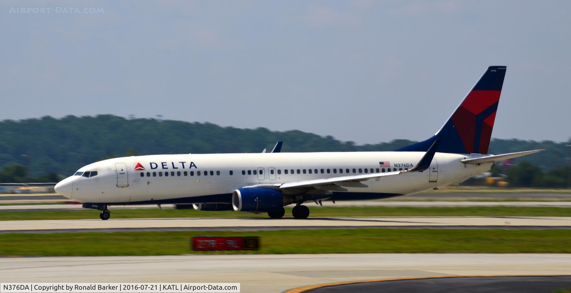 N376DA, 1999 Boeing 737-832 C/N 29624, Takeoff Atlanta