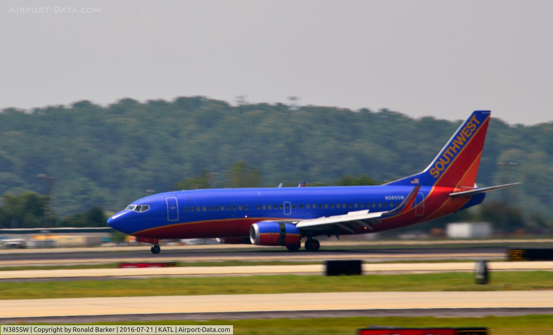 N385SW, 1994 Boeing 737-3H4 C/N 26600, Landing Atlanta