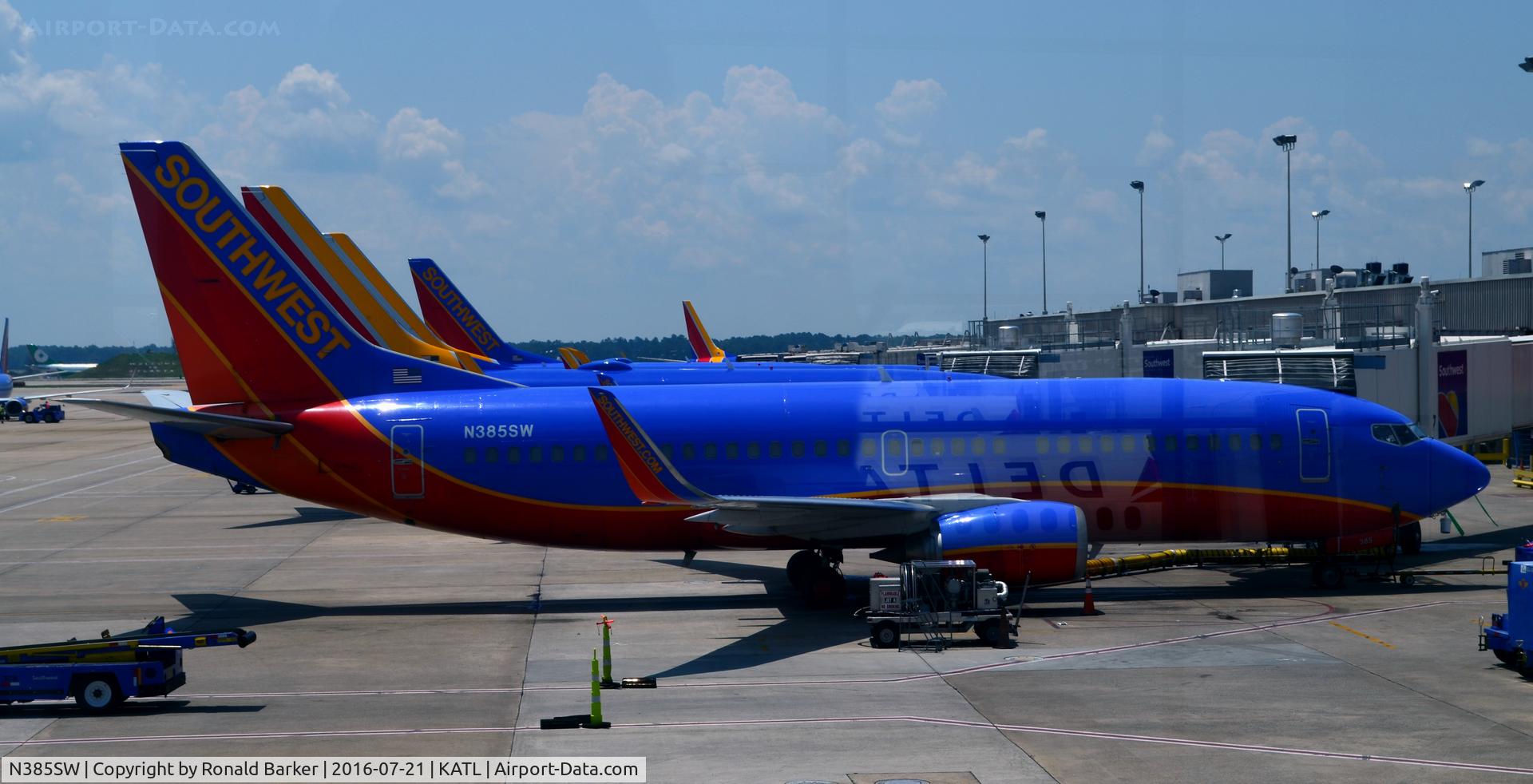 N385SW, 1994 Boeing 737-3H4 C/N 26600, At the gate Atlanta