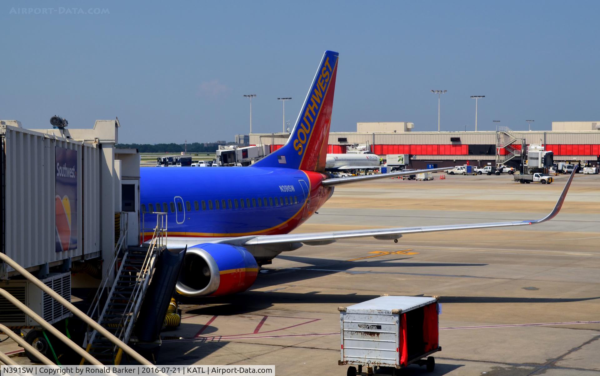 N391SW, 1994 Boeing 737-3H4 C/N 27378, At the gate Atlanta