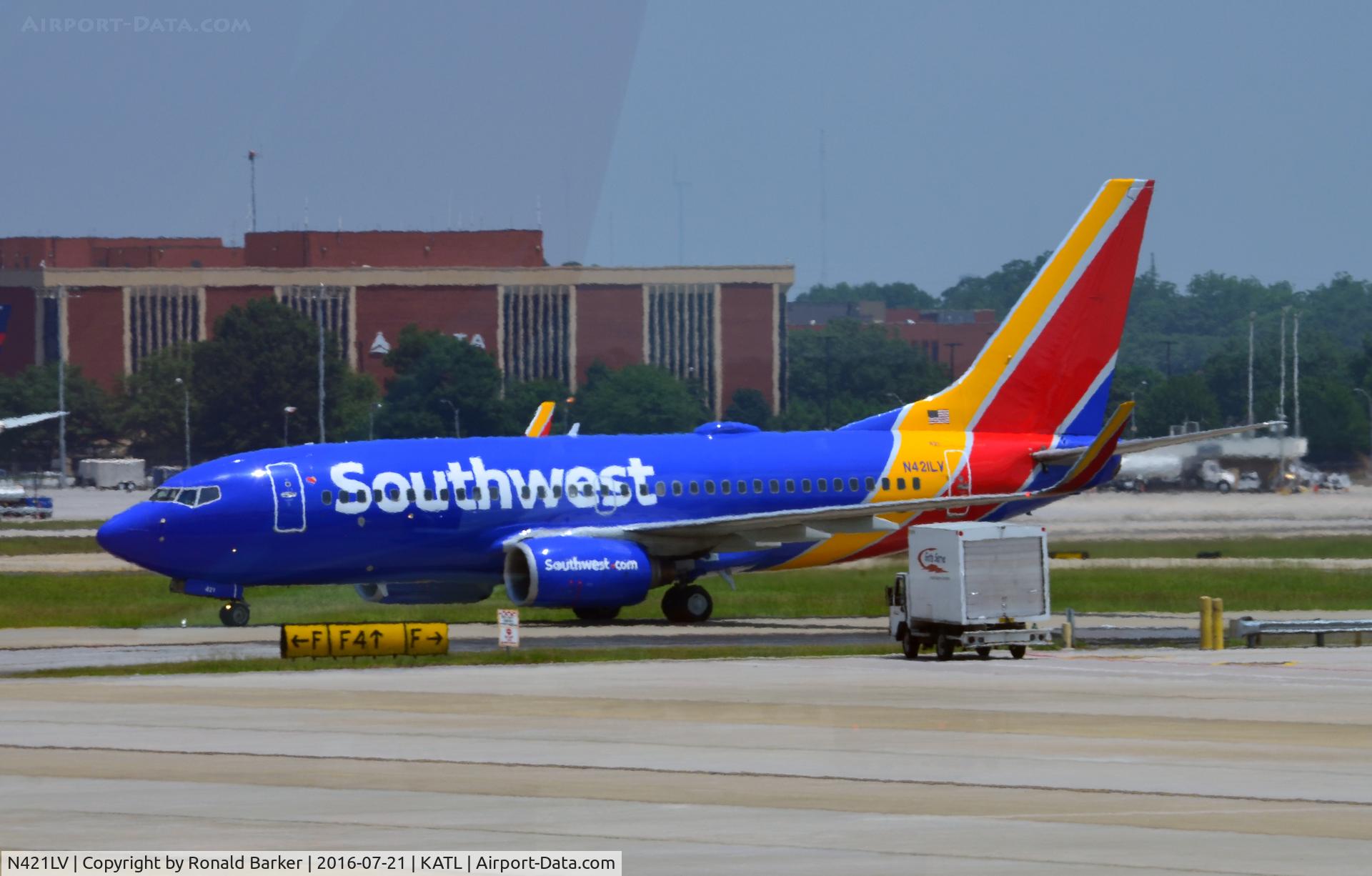 N421LV, 2001 Boeing 737-7H4 C/N 32452, Taxi Atlanta