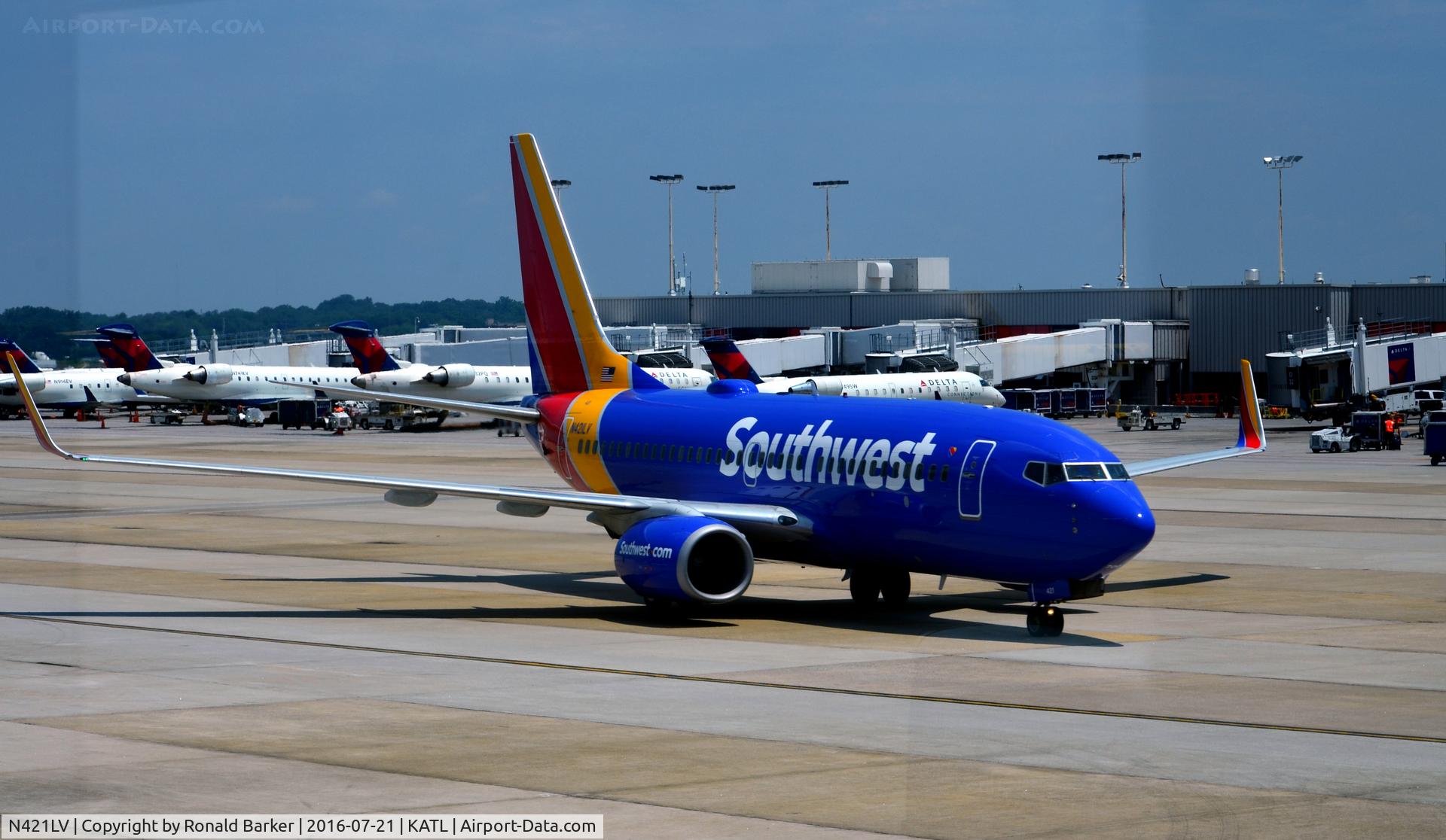 N421LV, 2001 Boeing 737-7H4 C/N 32452, Taxi Atlanta