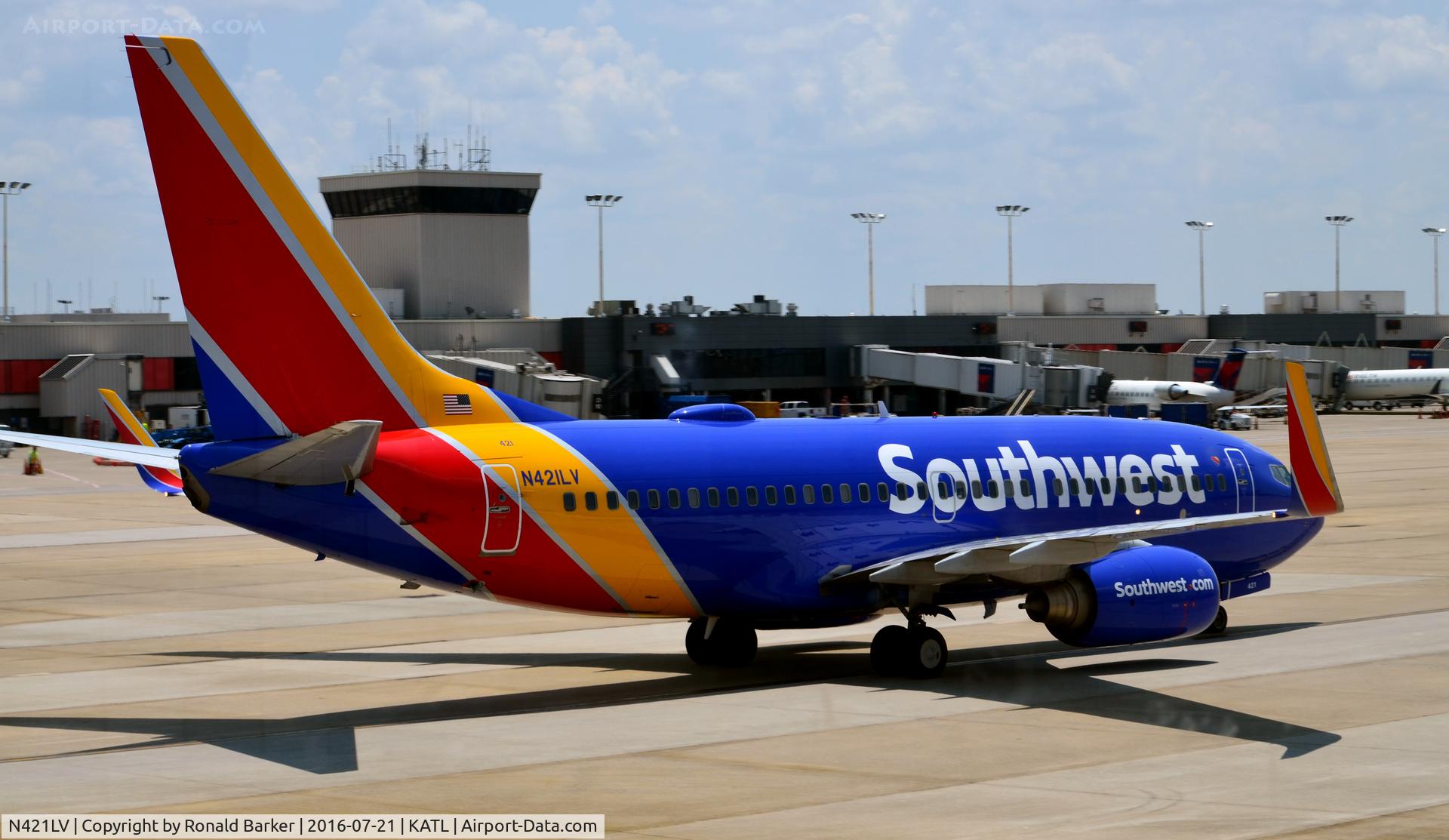 N421LV, 2001 Boeing 737-7H4 C/N 32452, Taxi to park Atlanta