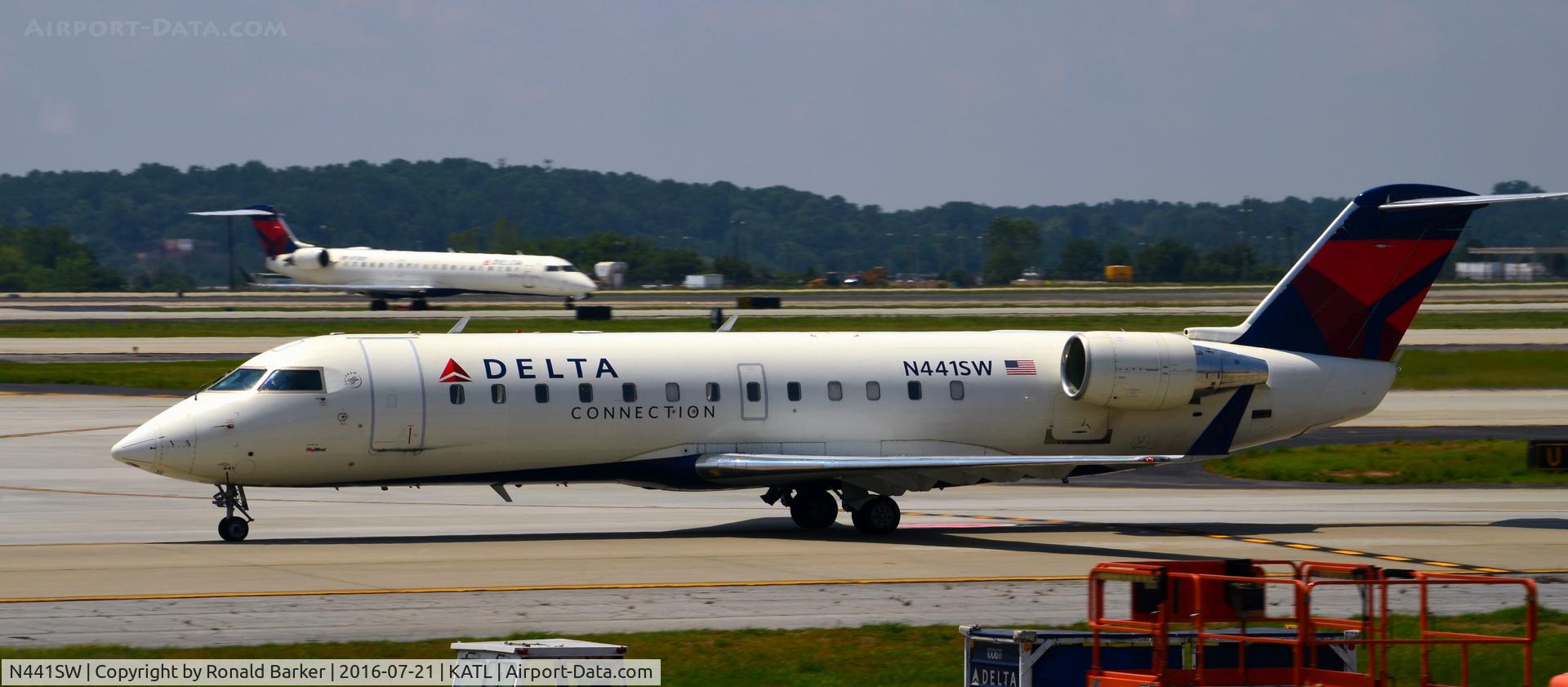 N441SW, 2002 Bombardier CRJ-200LR (CL-600-2B19) C/N 7602, Taxi Atlanta