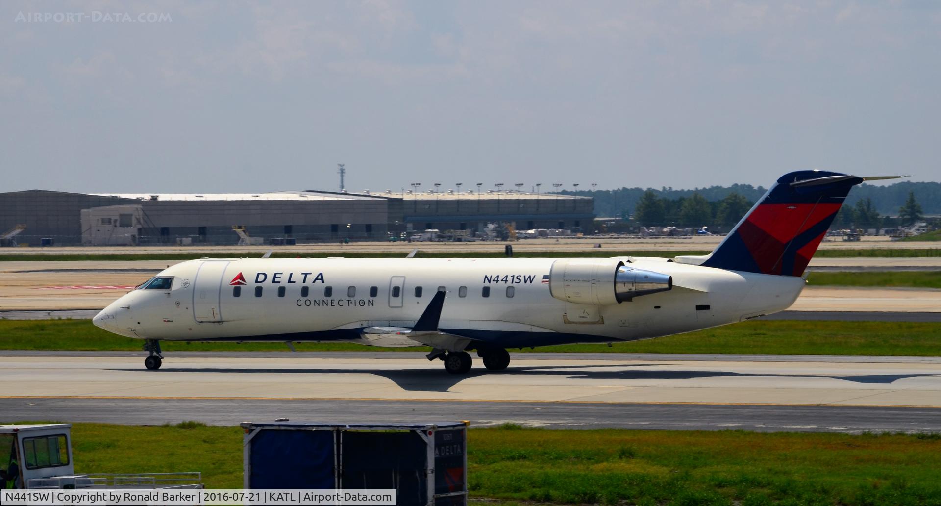 N441SW, 2002 Bombardier CRJ-200LR (CL-600-2B19) C/N 7602, Taxi Atlanta