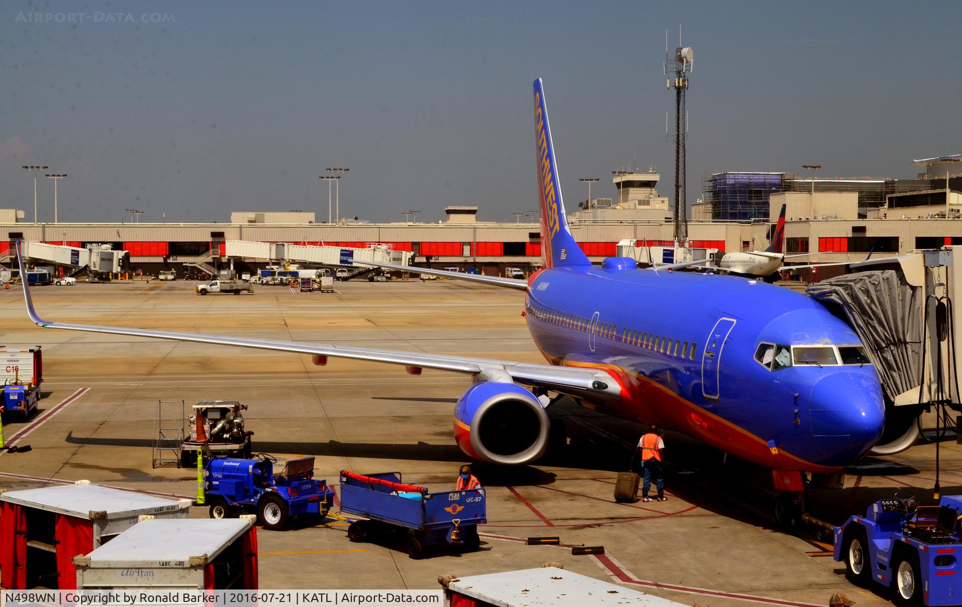N498WN, 2005 Boeing 737-7H4 C/N 32480, At the gate Atlanta