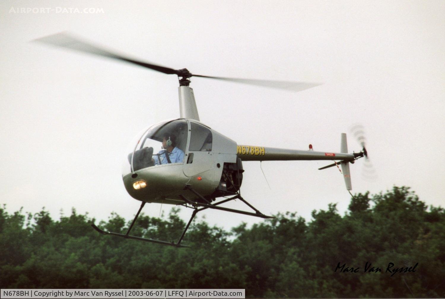 N678BH, 1993 Robinson R22 Beta C/N 2290, La Ferté-Alais 2003.