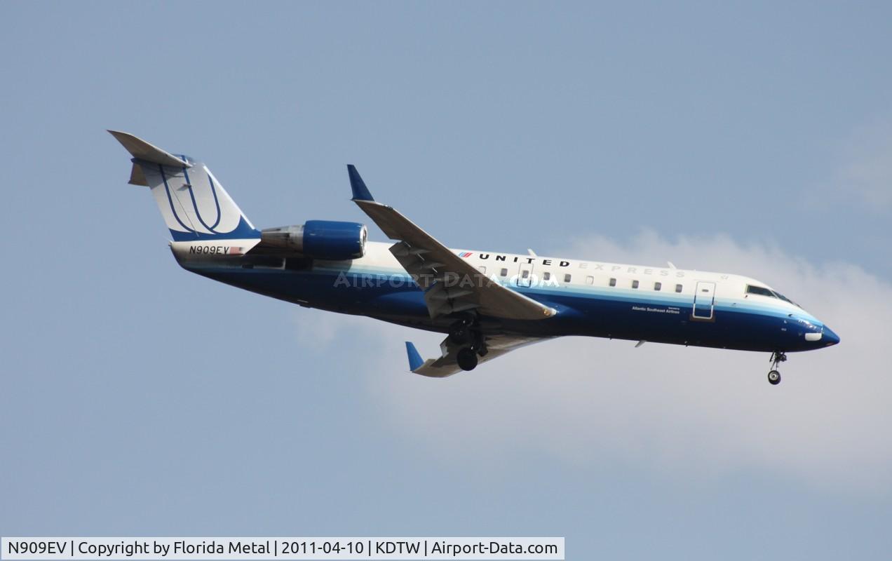 N909EV, 2002 Bombardier CRJ-200ER (CL-600-2B19) C/N 7658, DTW spotting 2011