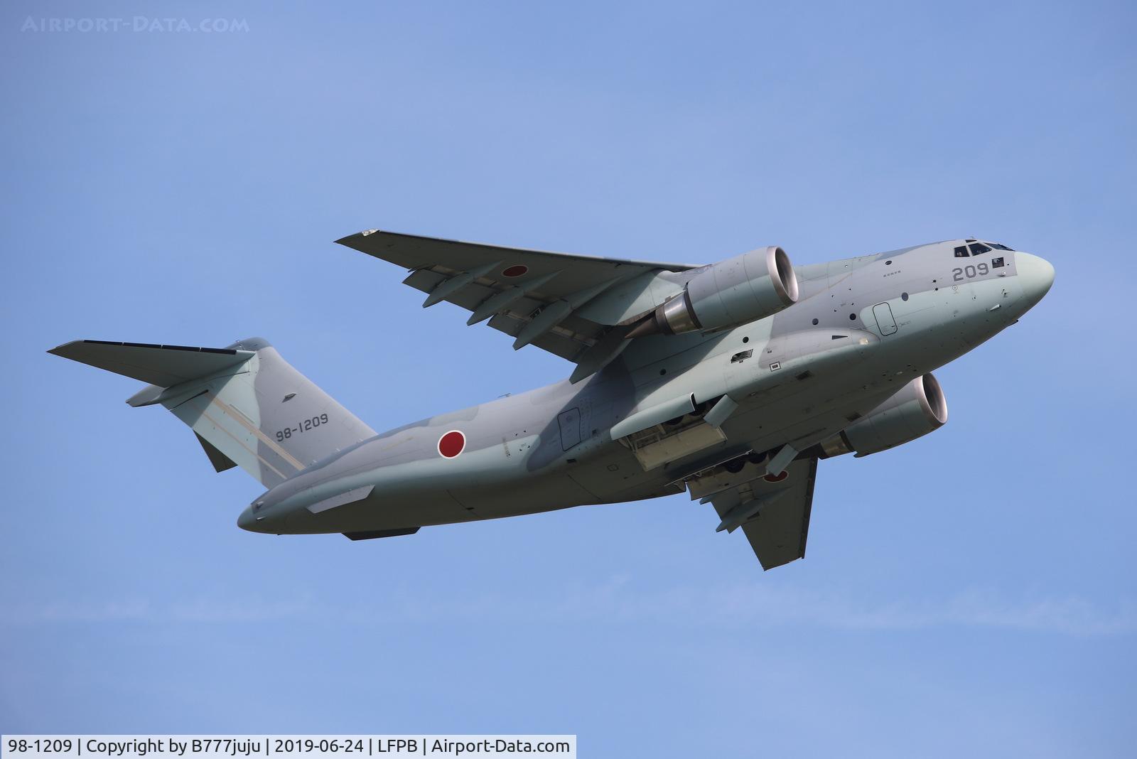 98-1209, Kawasaki C-2 C/N 9, on departure from Le-Bourget