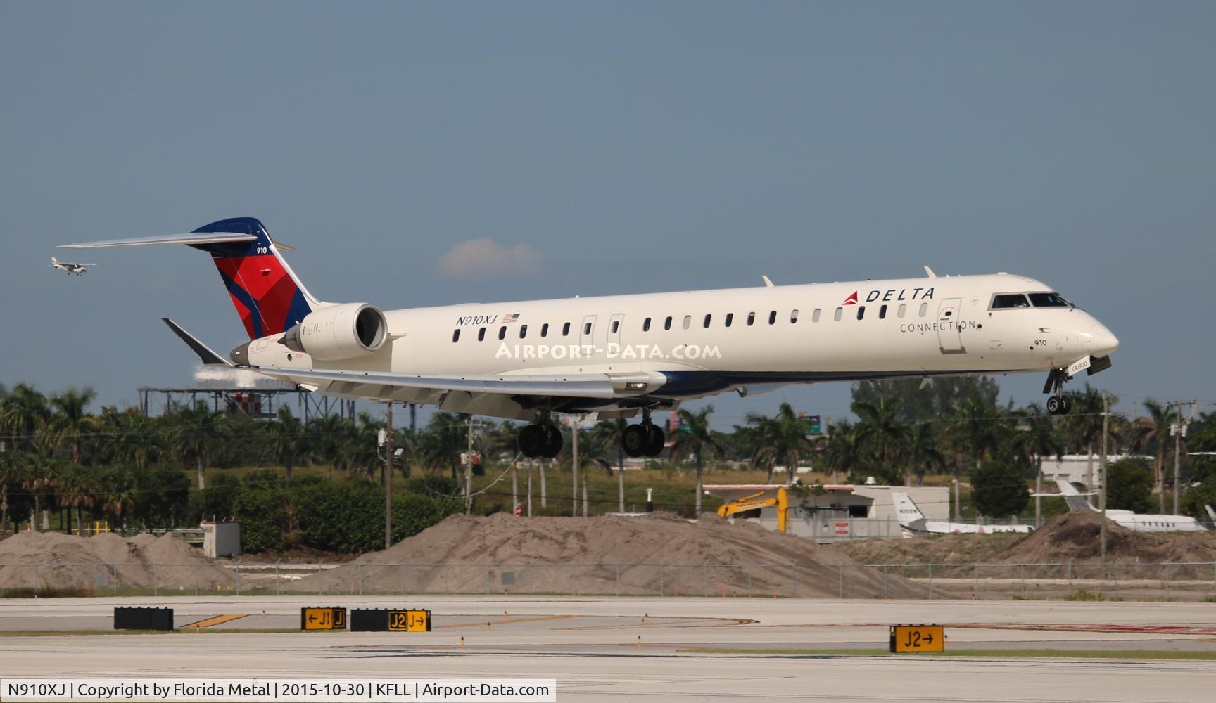 N910XJ, 2007 Bombardier CRJ-900ER (CL-600-2D24) C/N 15143, FLL spotting 2015