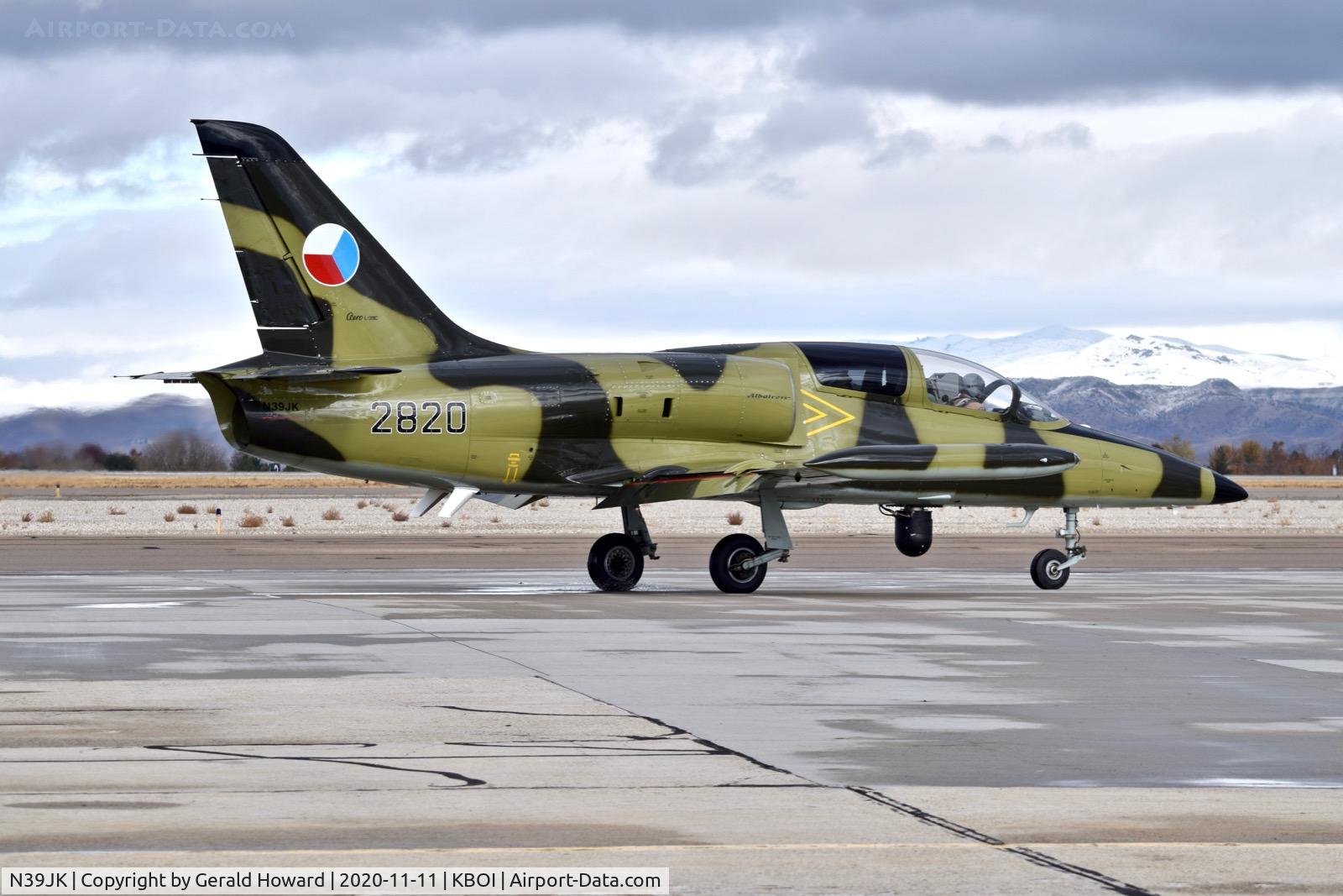 N39JK, 1984 Aero L-39C Albatros C/N 432820, Taxiing to 28L.