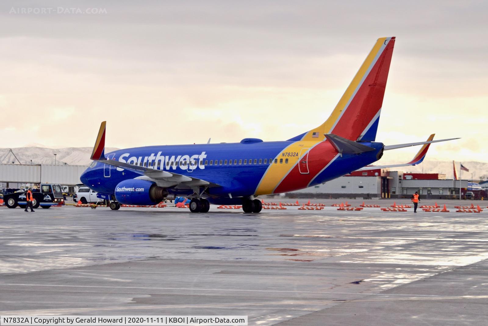 N7832A, 2003 Boeing 737-79P C/N 30657, Push back from the gate.