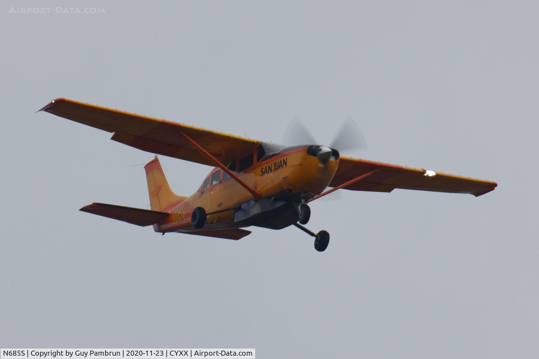 N685S, 1970 Cessna 207 C/N 20700184, Landing on 01