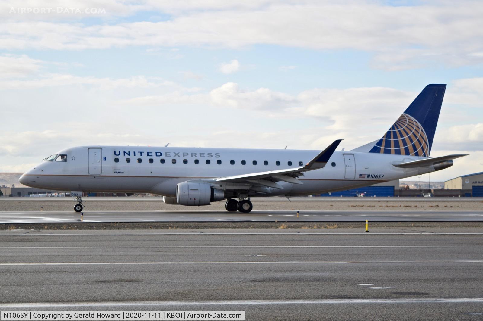 N106SY, 2013 Embraer 175LR (ERJ-170-200LR) C/N 17000399, Taxiing on Alpha.