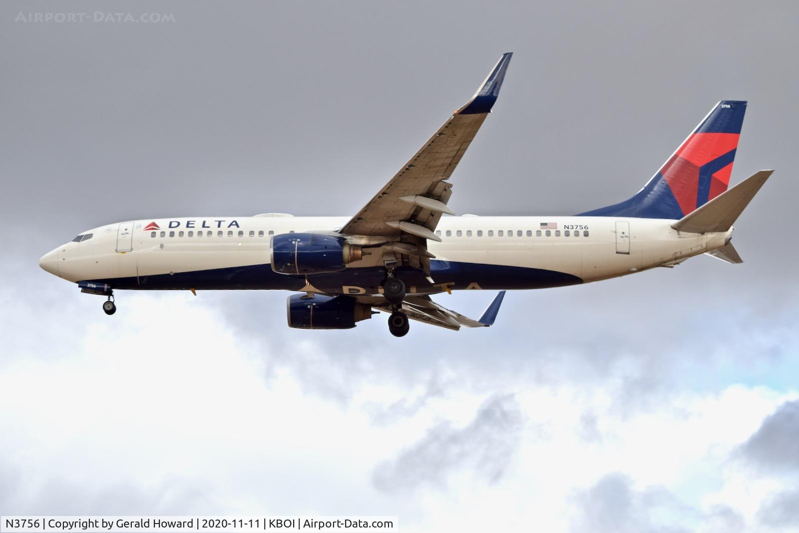 N3756, 2001 Boeing 737-832 C/N 30493, Landing 28R.