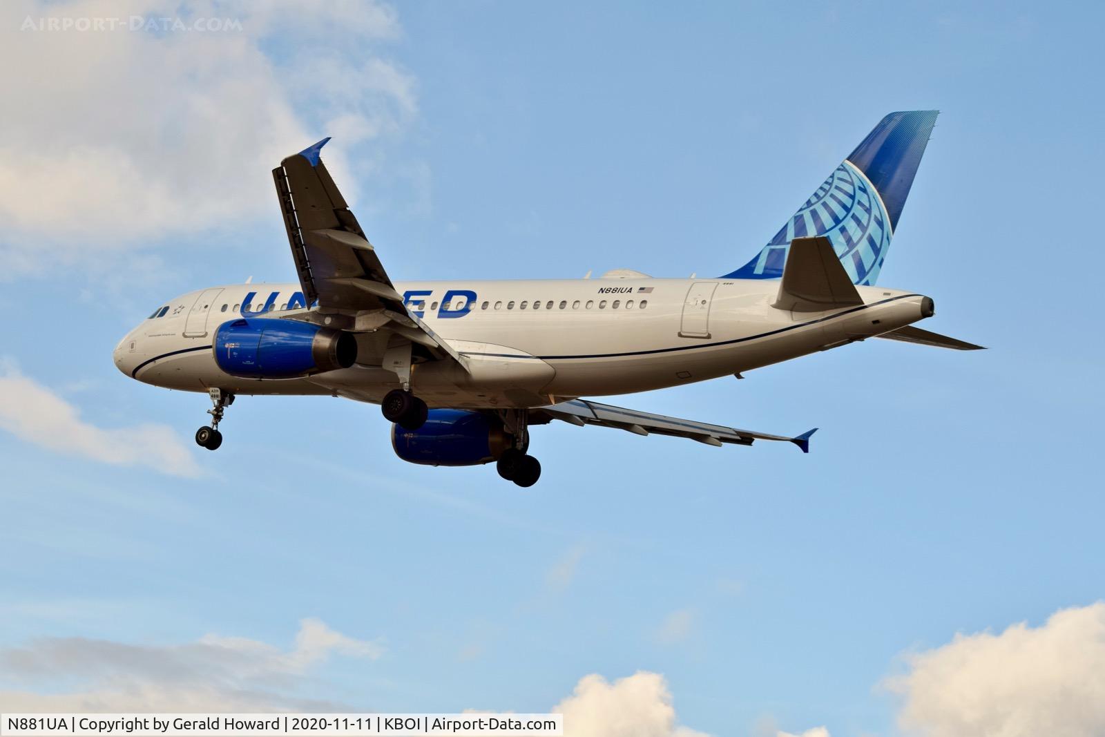 N881UA, 2005 Airbus A319-132 C/N 2435, Landing 28R.