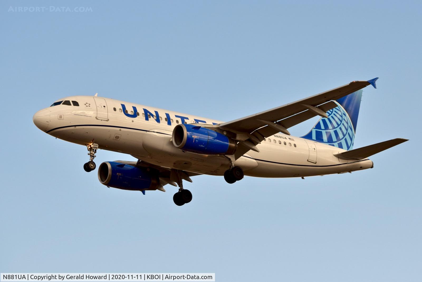 N881UA, 2005 Airbus A319-132 C/N 2435, Landing 28R.