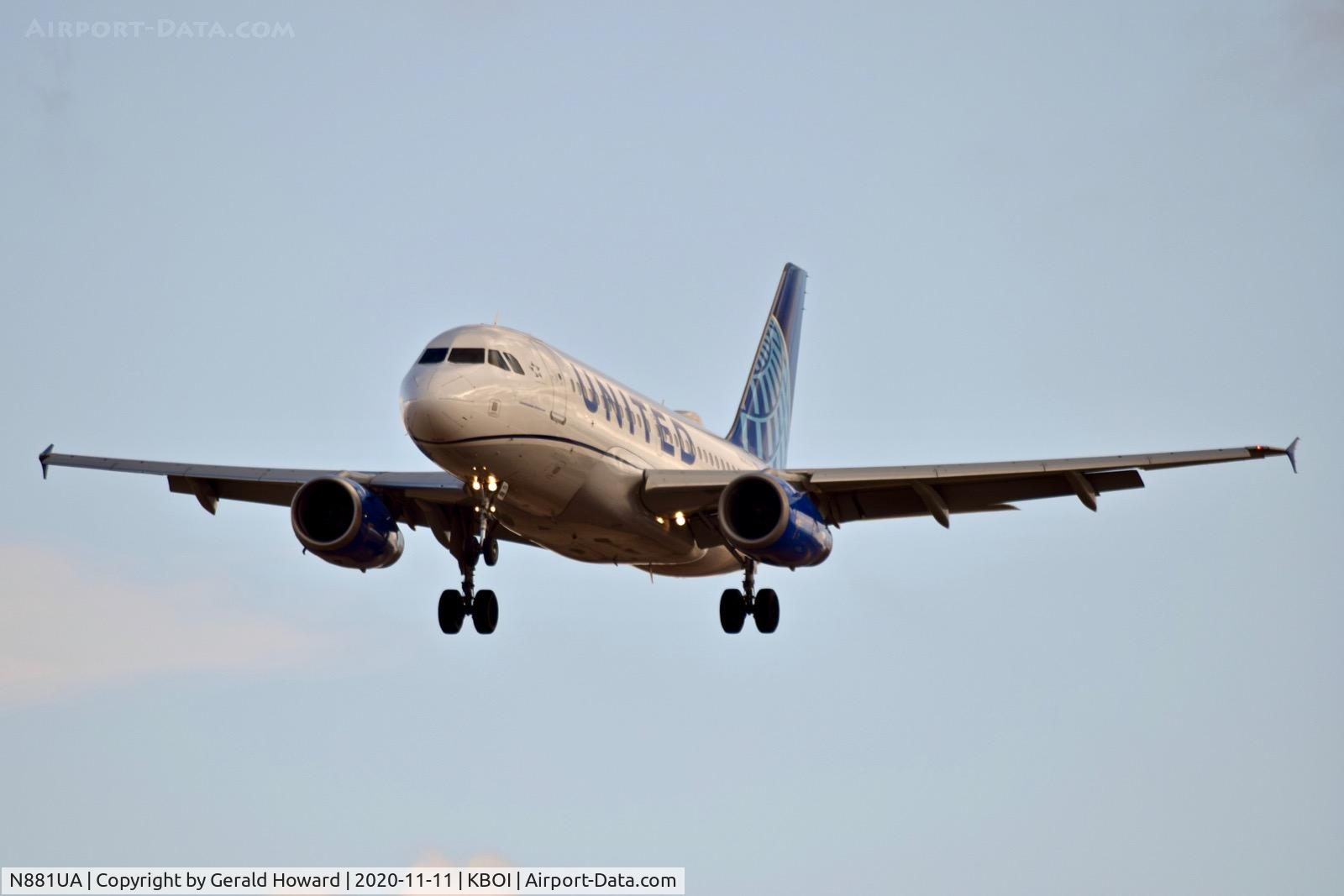 N881UA, 2005 Airbus A319-132 C/N 2435, Landing 28R.