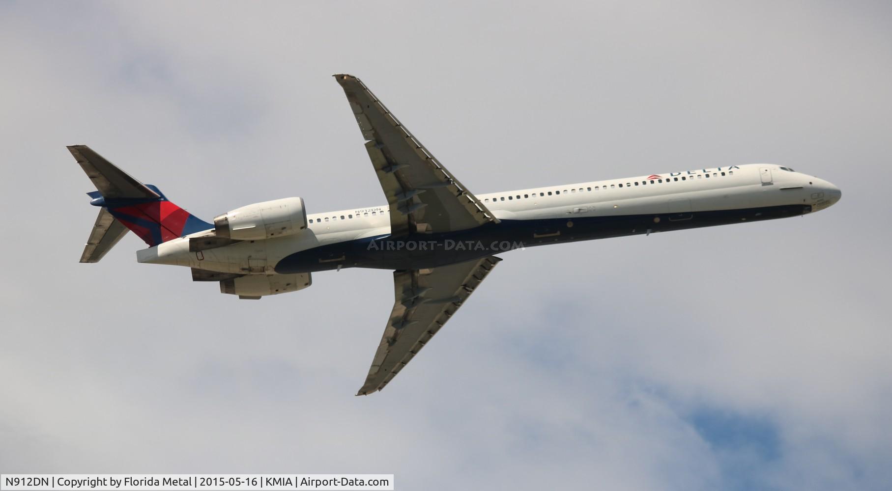 N912DN, 1996 McDonnell Douglas MD-90-30 C/N 53392, MIA spotting 2015