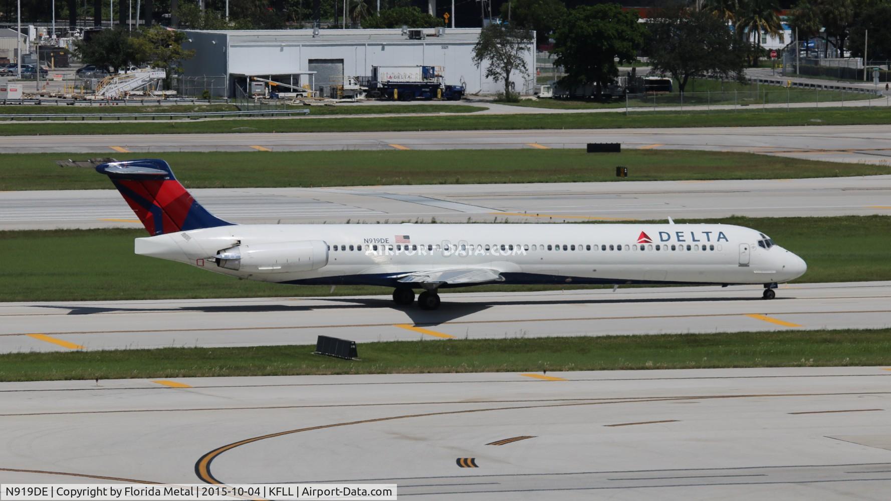 N919DE, 1993 McDonnell Douglas MD-88 C/N 53422, FLL spotting 2015