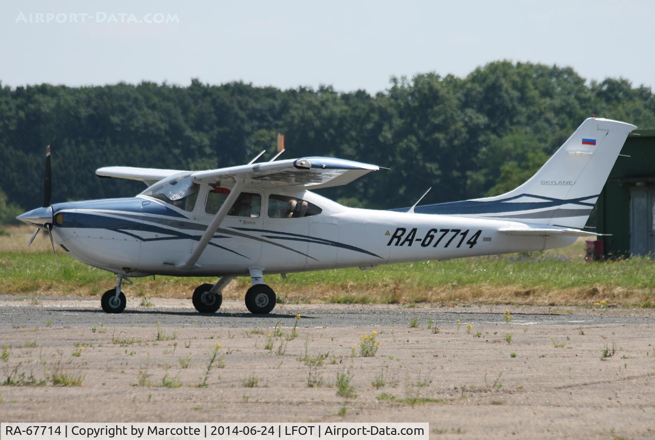 RA-67714, Cessna 182T Skylane Skylane C/N 18282024, Parked.