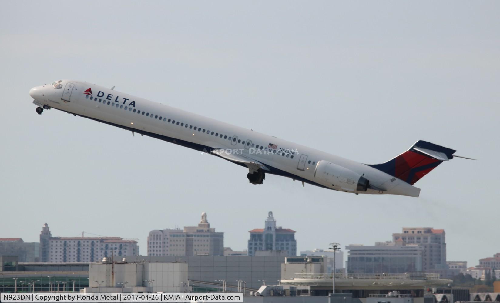 N923DN, 1998 McDonnell Douglas MD-90-30 C/N 53585, MIA spotting 2017
