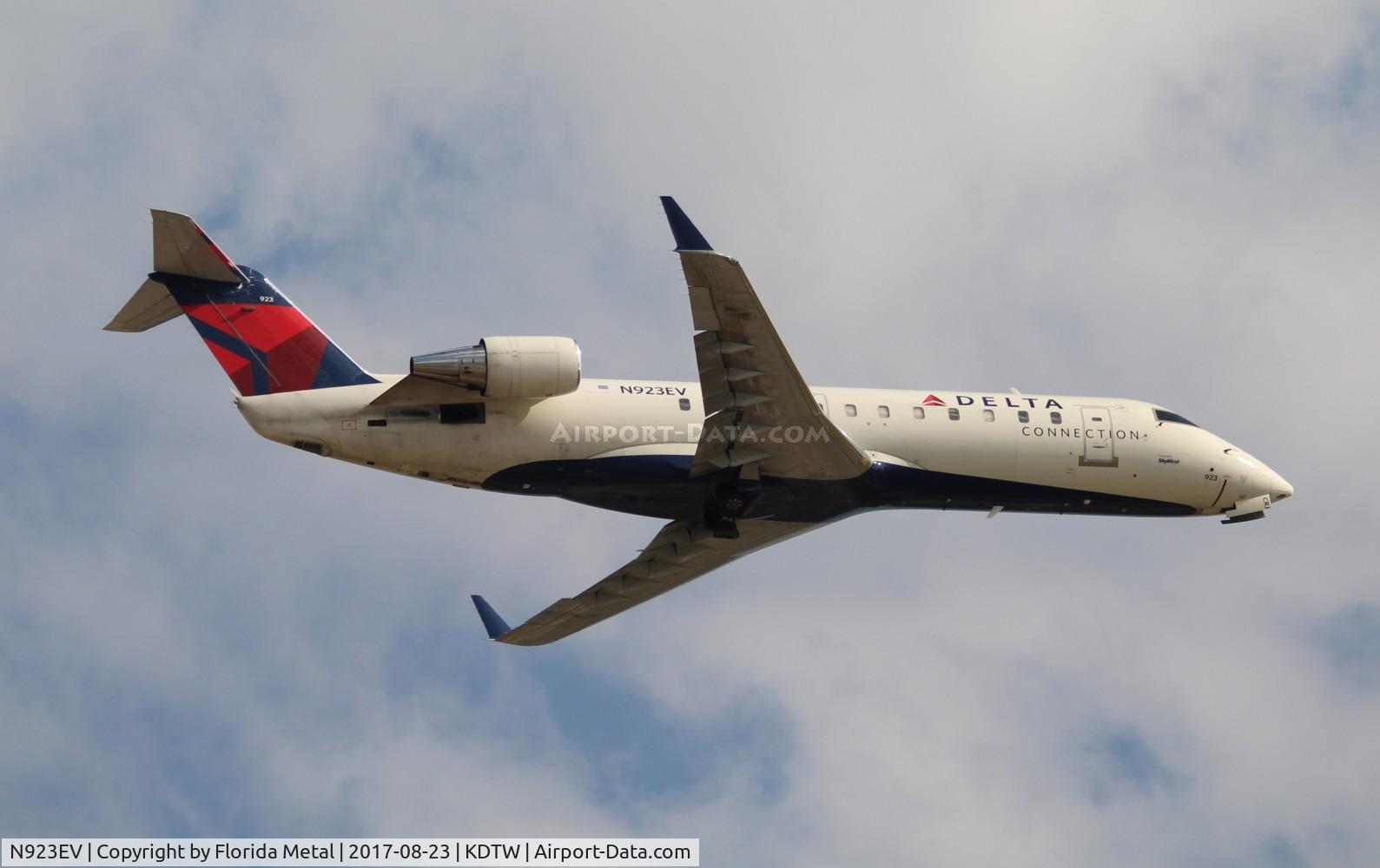 N923EV, 2003 Bombardier CRJ-200ER (CL-600-2B19) C/N 7826, DTW spotting 2017