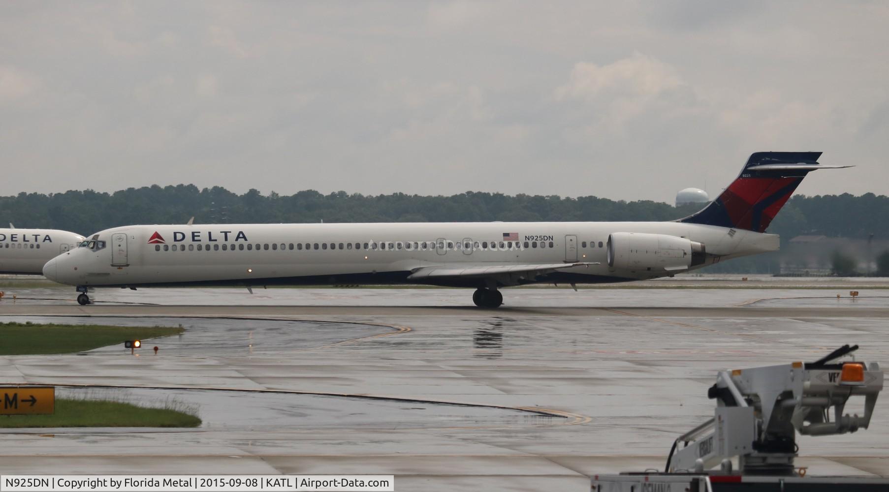 N925DN, 1998 McDonnell Douglas MD-90-30 C/N 53587, ATL spotting 2015