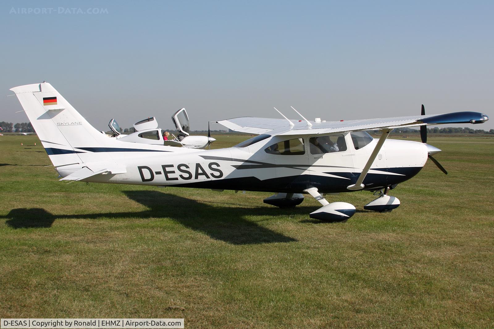 D-ESAS, Cessna 182S Skylane Skylane C/N 18282303, at ehmz