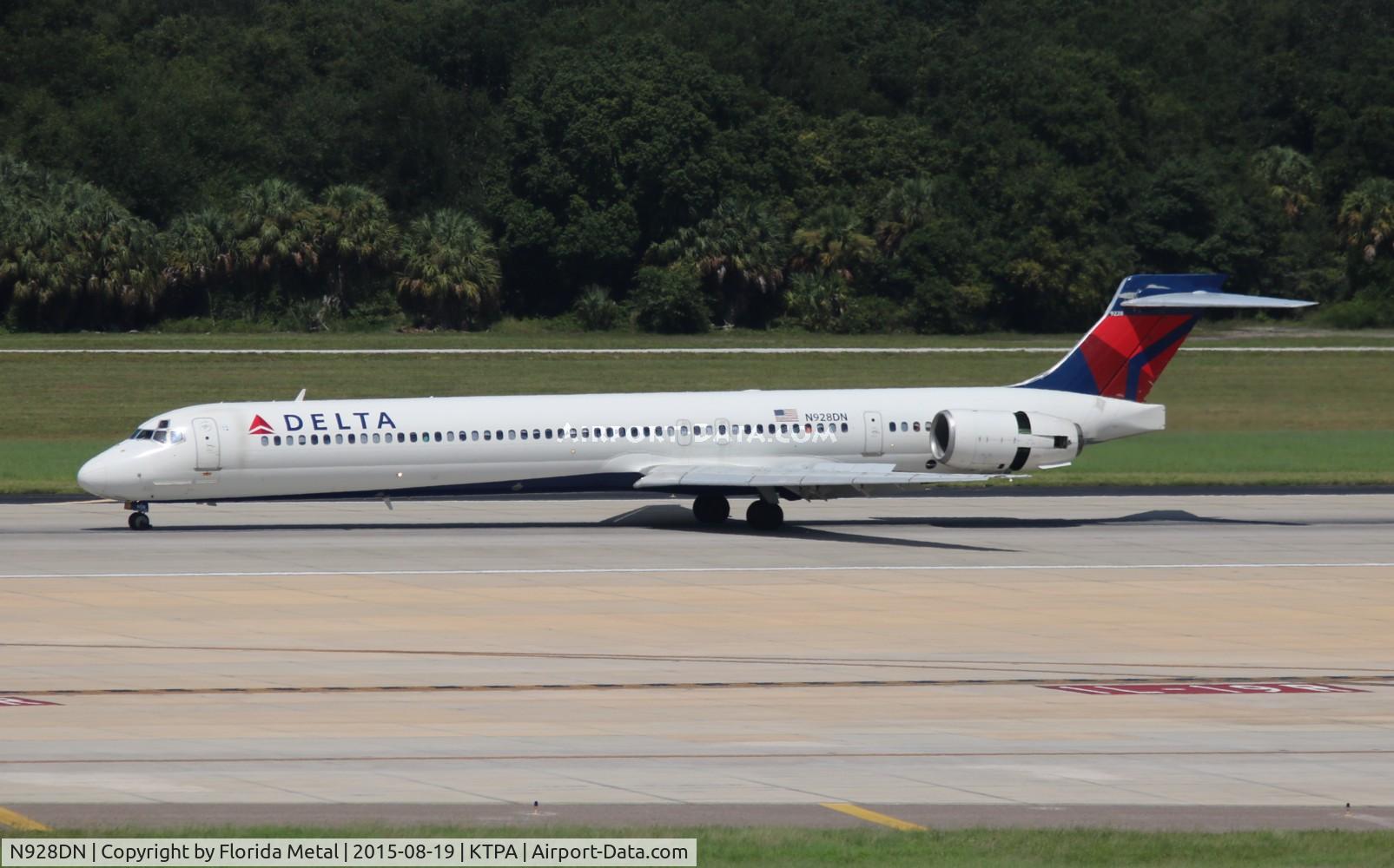 N928DN, 1999 McDonnell Douglas MD-90-30 C/N 53590, TPA spotting 2015