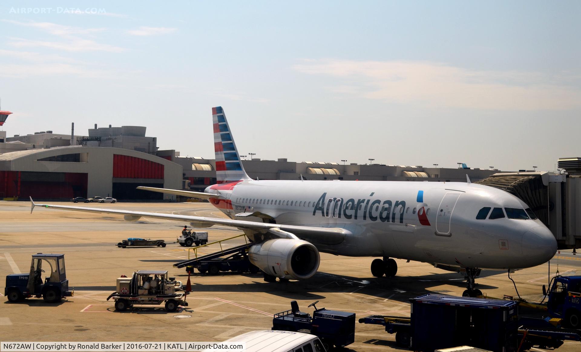 N672AW, 2004 Airbus A320-232 C/N 2193, At the gate Atlanta