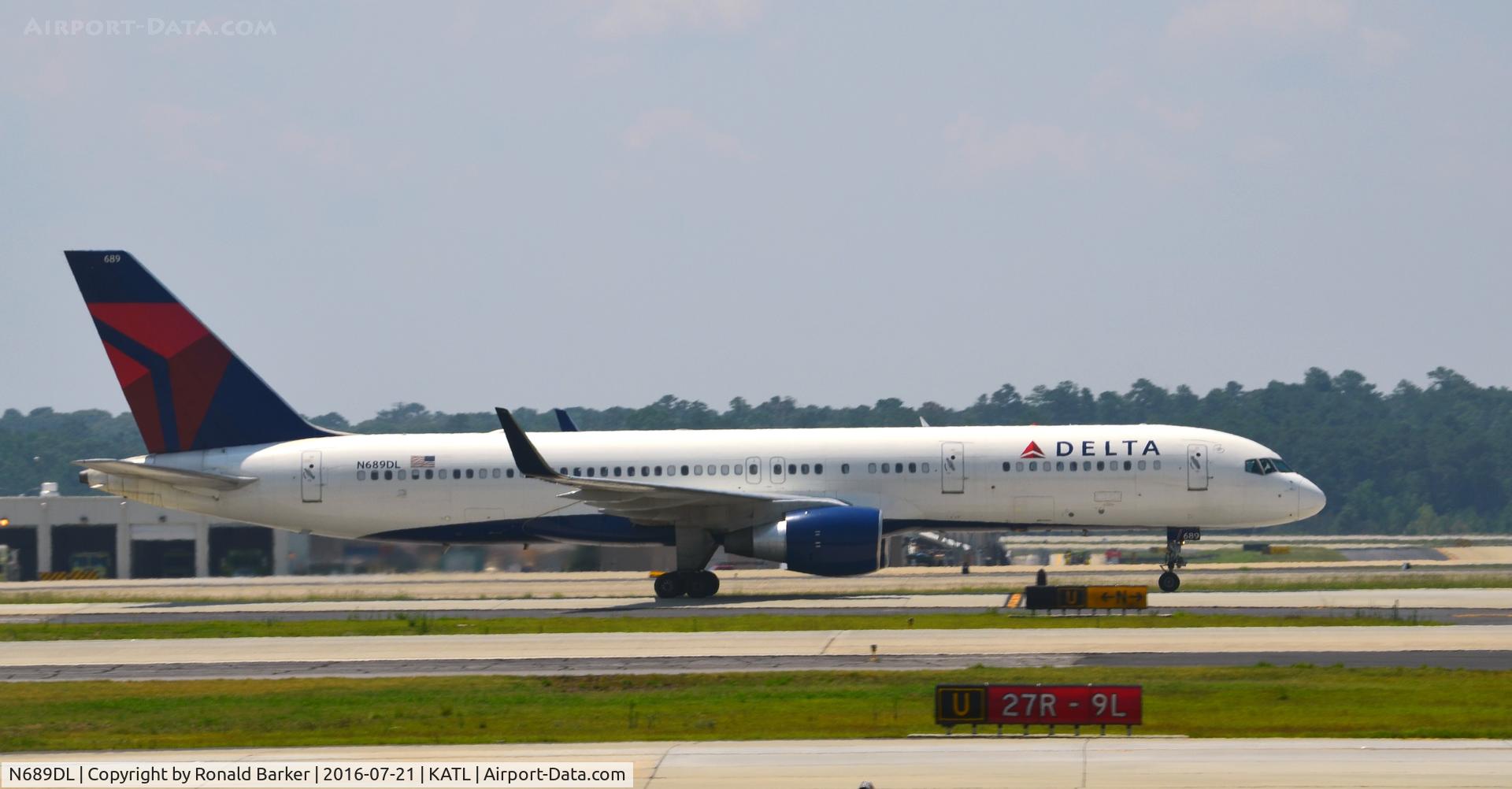 N689DL, 1998 Boeing 757-232 C/N 27172, Taxi to gate Atlanta