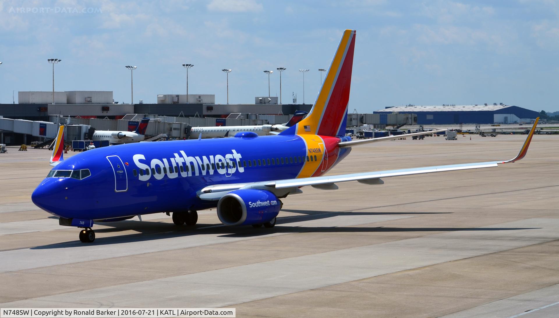 N748SW, 1999 Boeing 737-7H4 C/N 29800, Taxi Atlanta