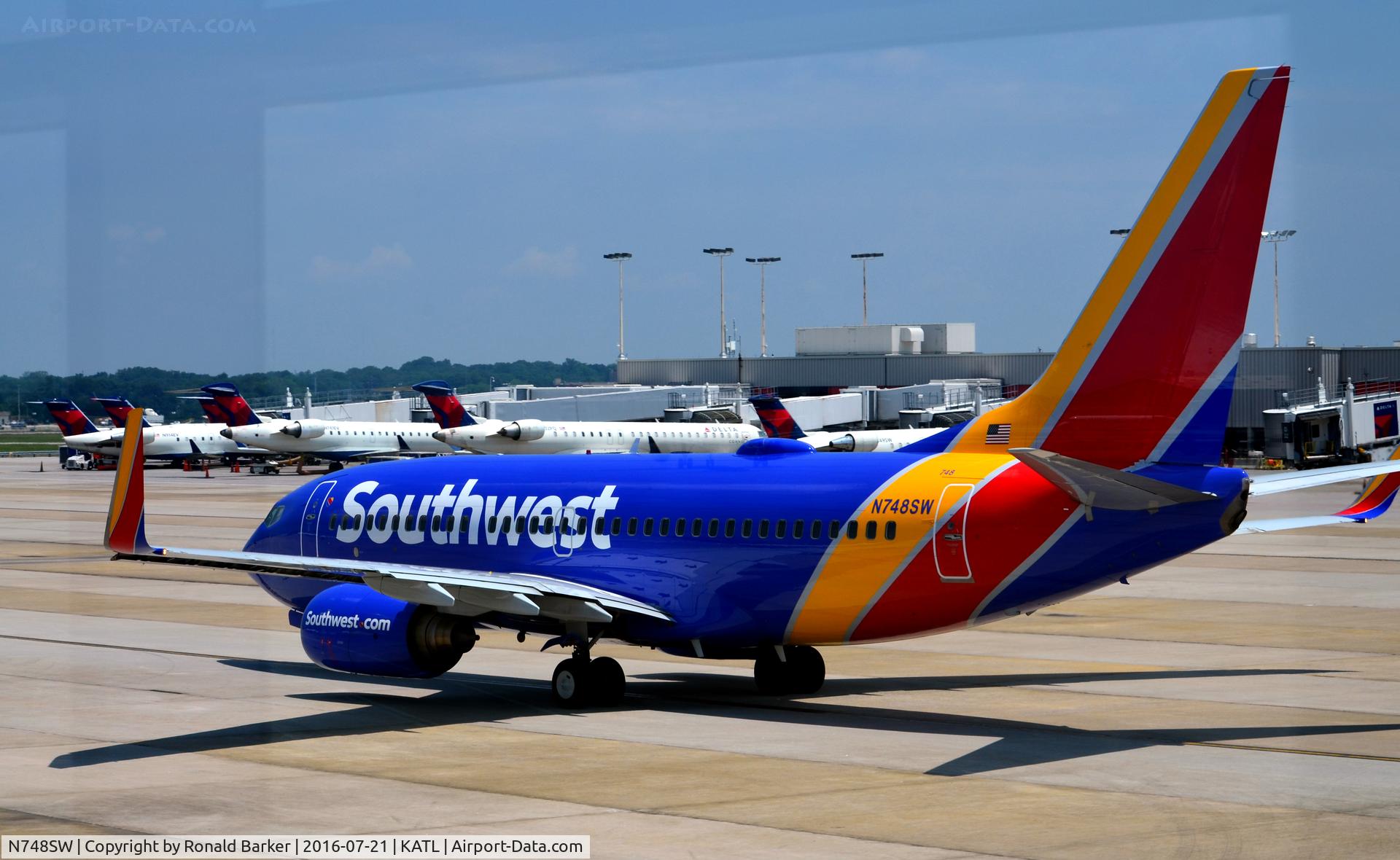 N748SW, 1999 Boeing 737-7H4 C/N 29800, Taxi Atlanta