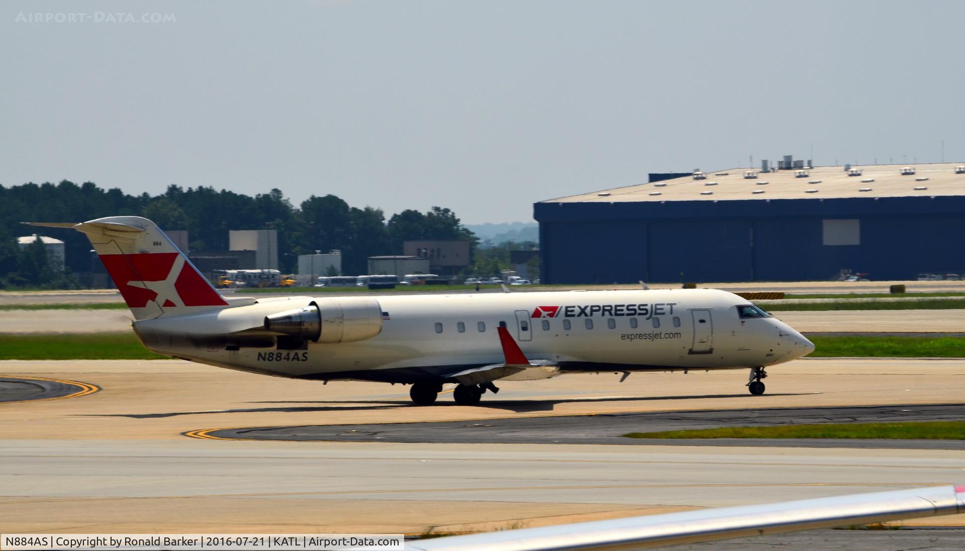 N884AS, 2001 Bombardier CRJ-200ER (CL-600-2B19) C/N 7513, Taxi Atlanta