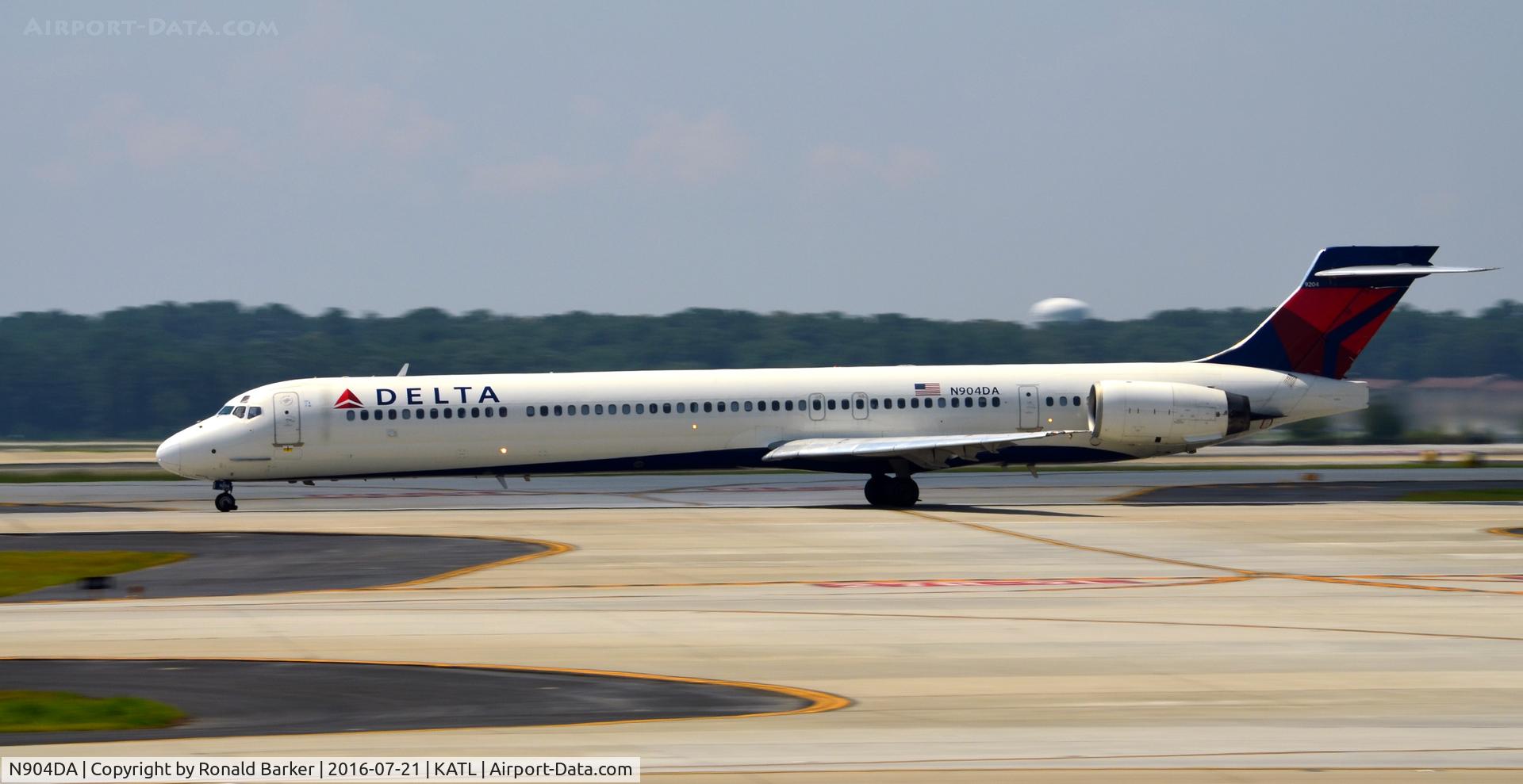 N904DA, 1995 McDonnell Douglas MD-90-30 C/N 53384, Taxi Atlanta
