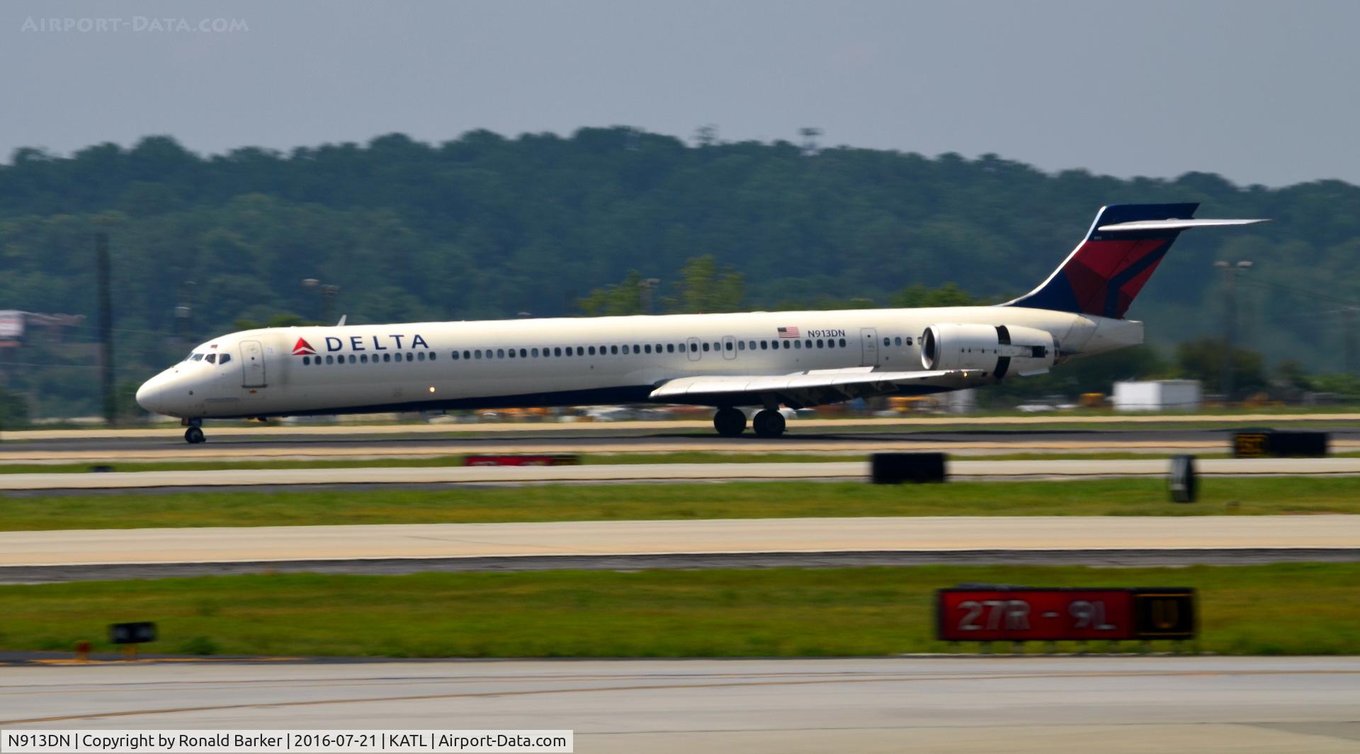 N913DN, 1996 McDonnell Douglas MD-90-30 C/N 53393, Landing roll Atlanta