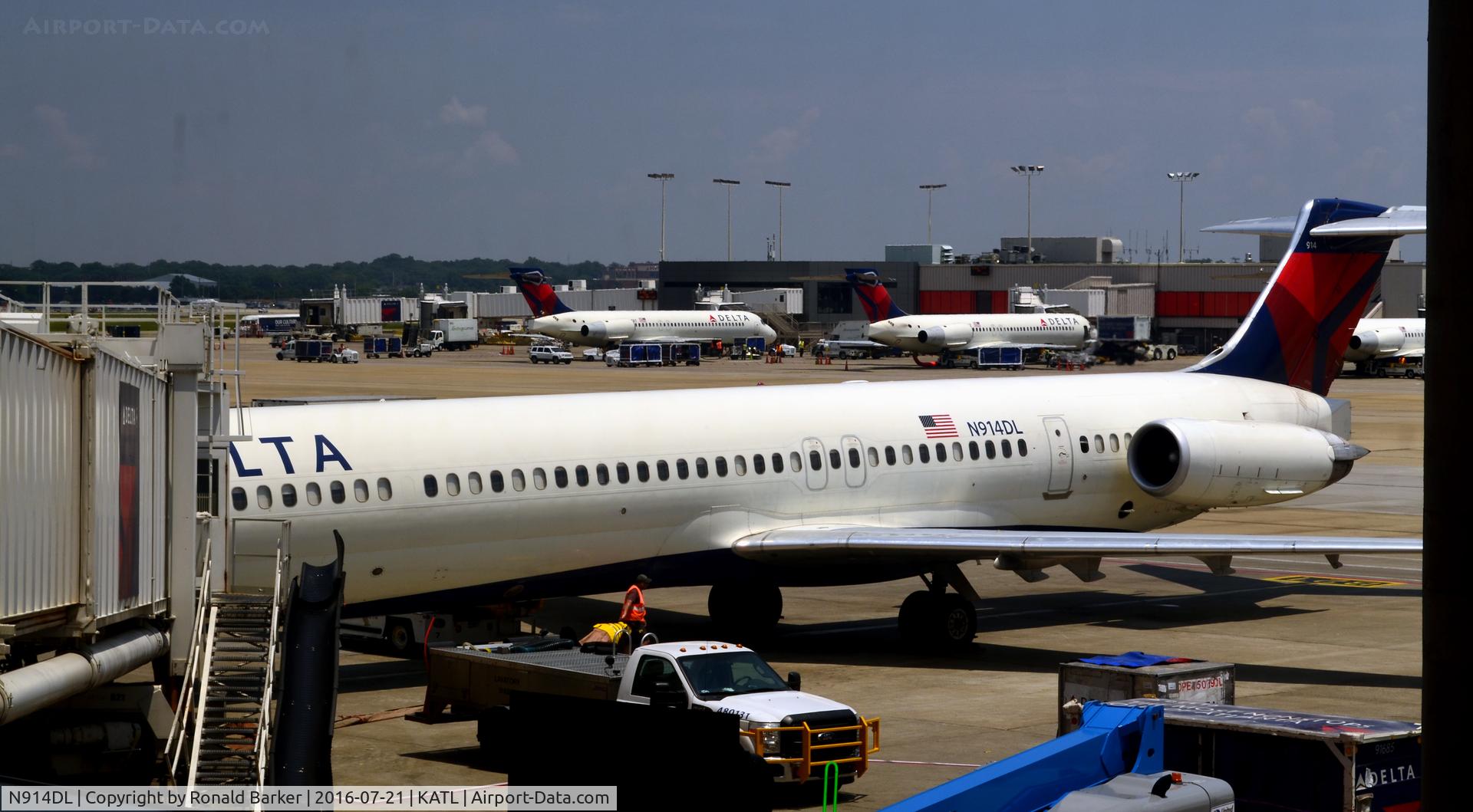 N914DL, 1988 McDonnell Douglas MD-88 C/N 49545, At the gate Atlanta