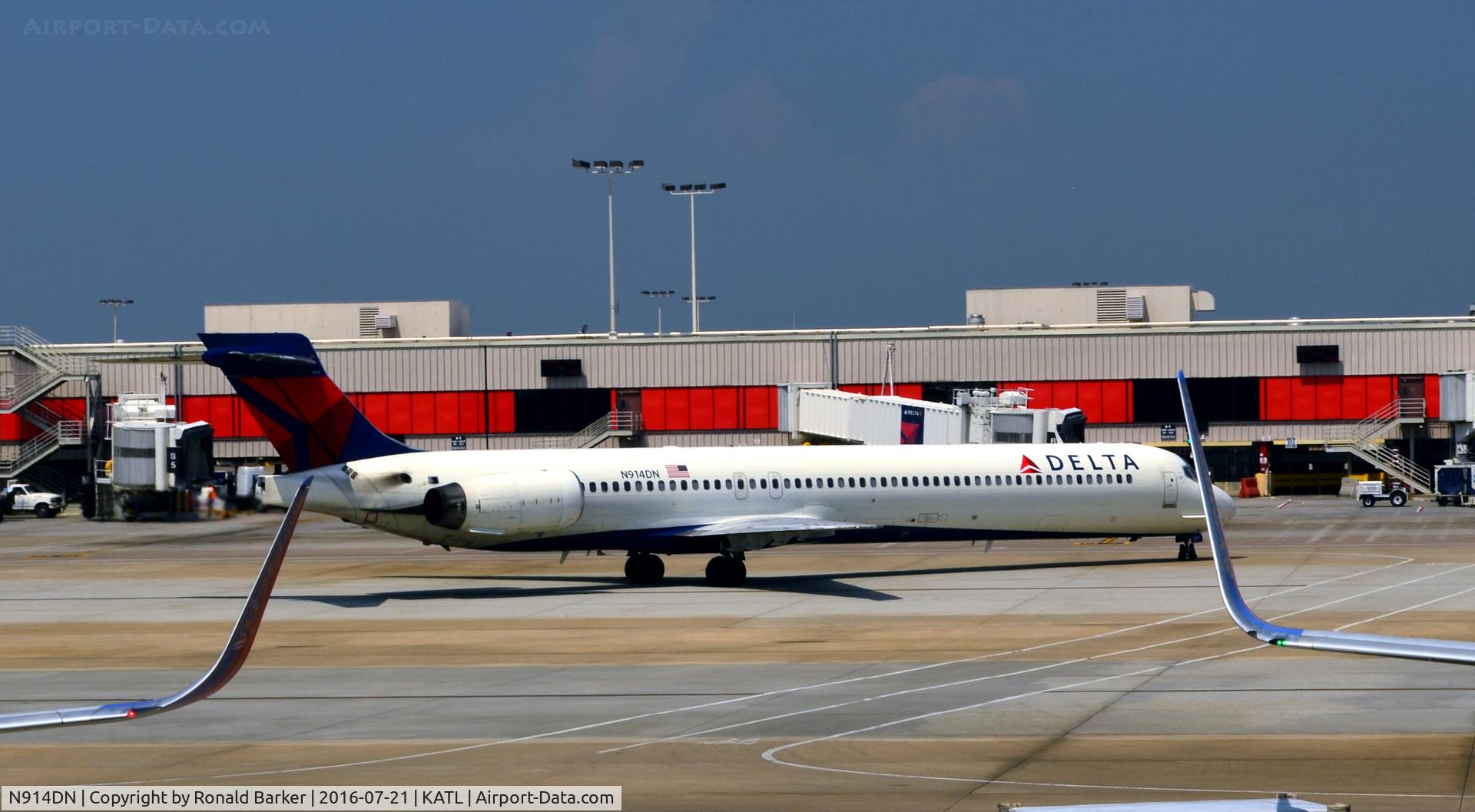 N914DN, 1996 McDonnell Douglas MD-90-30 C/N 53394, Taxi Atlanta