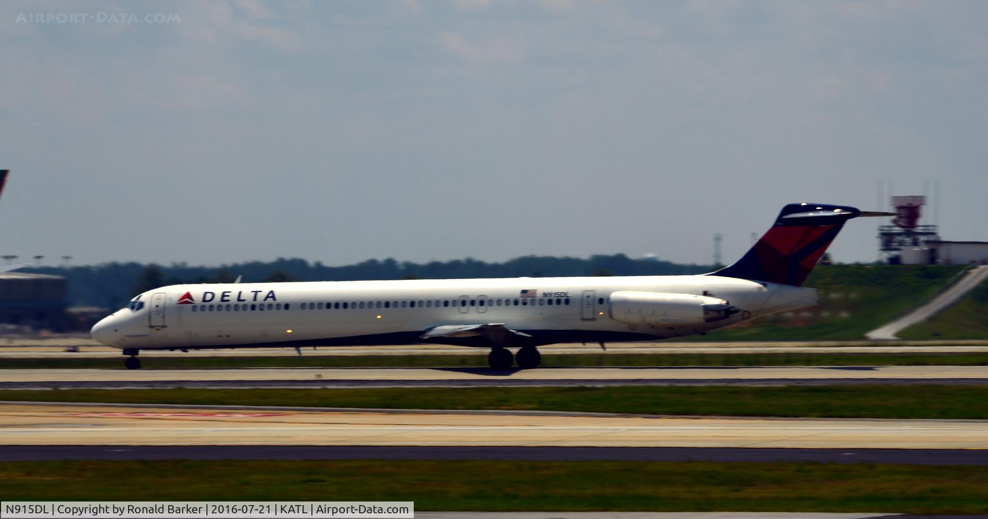 N915DL, 1988 McDonnell Douglas MD-88 C/N 49546, Taxi Atlanta
