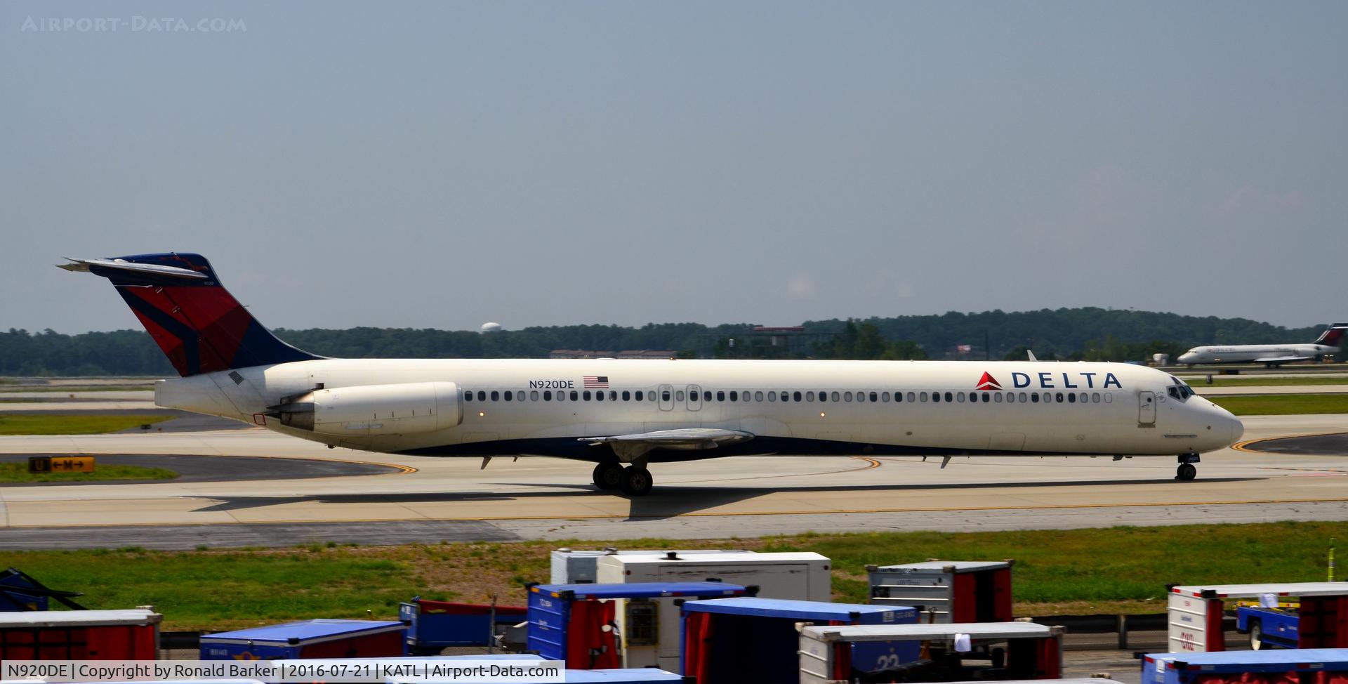 N920DE, 1993 McDonnell Douglas MD-88 C/N 53423, Taxi to park Atlanta