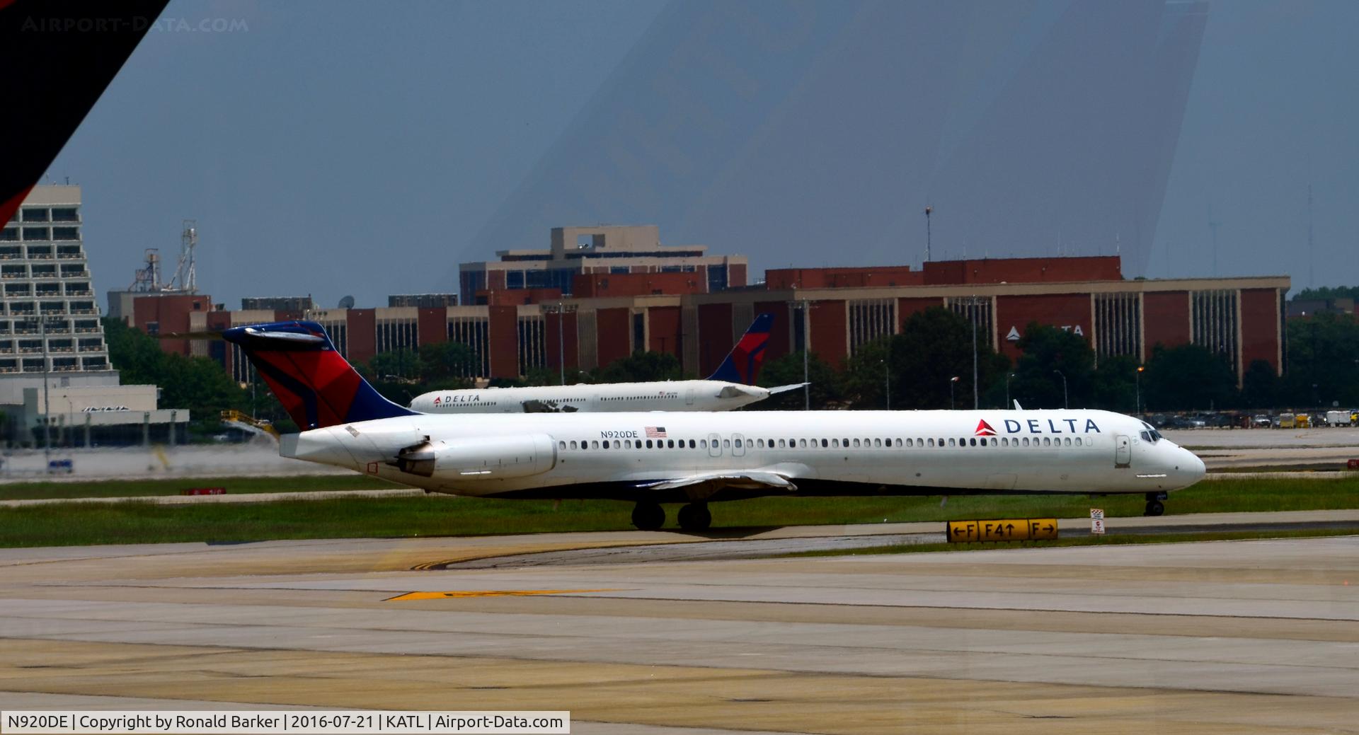 N920DE, 1993 McDonnell Douglas MD-88 C/N 53423, Taxi Atlanta