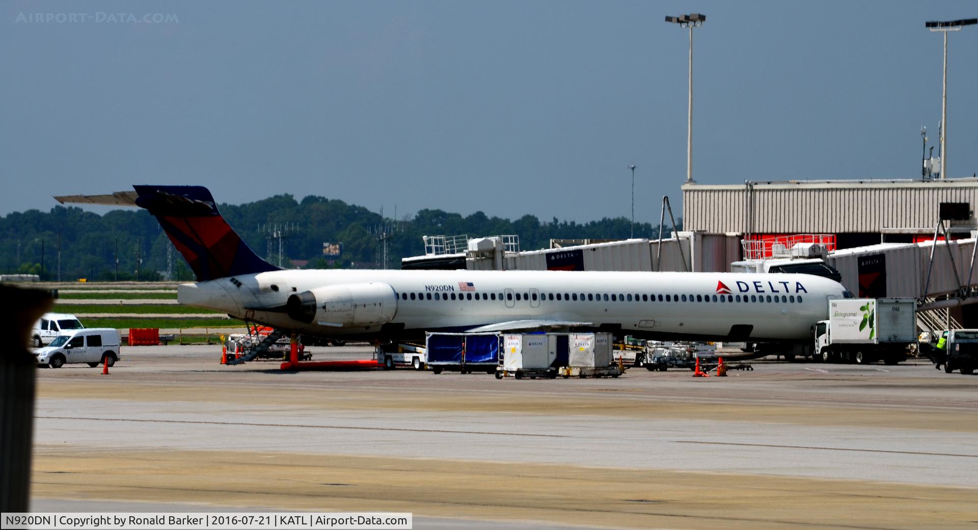 N920DN, 1997 McDonnell Douglas MD-90-30 C/N 53582, At the gate Atlanta